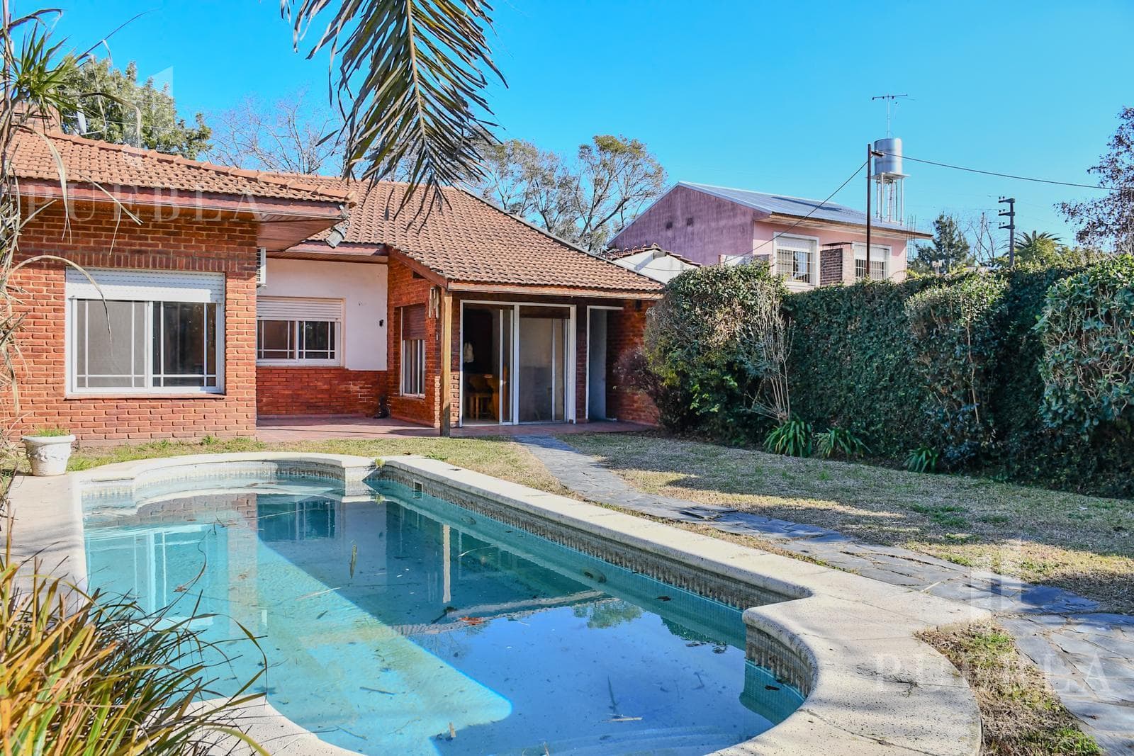 4-ROOM HOUSE FOR SALE WITH HEATED POOL AND BARBECUE AREA IN RANELAGH'S BEST RESIDENTIAL NEIGHBORHOOD