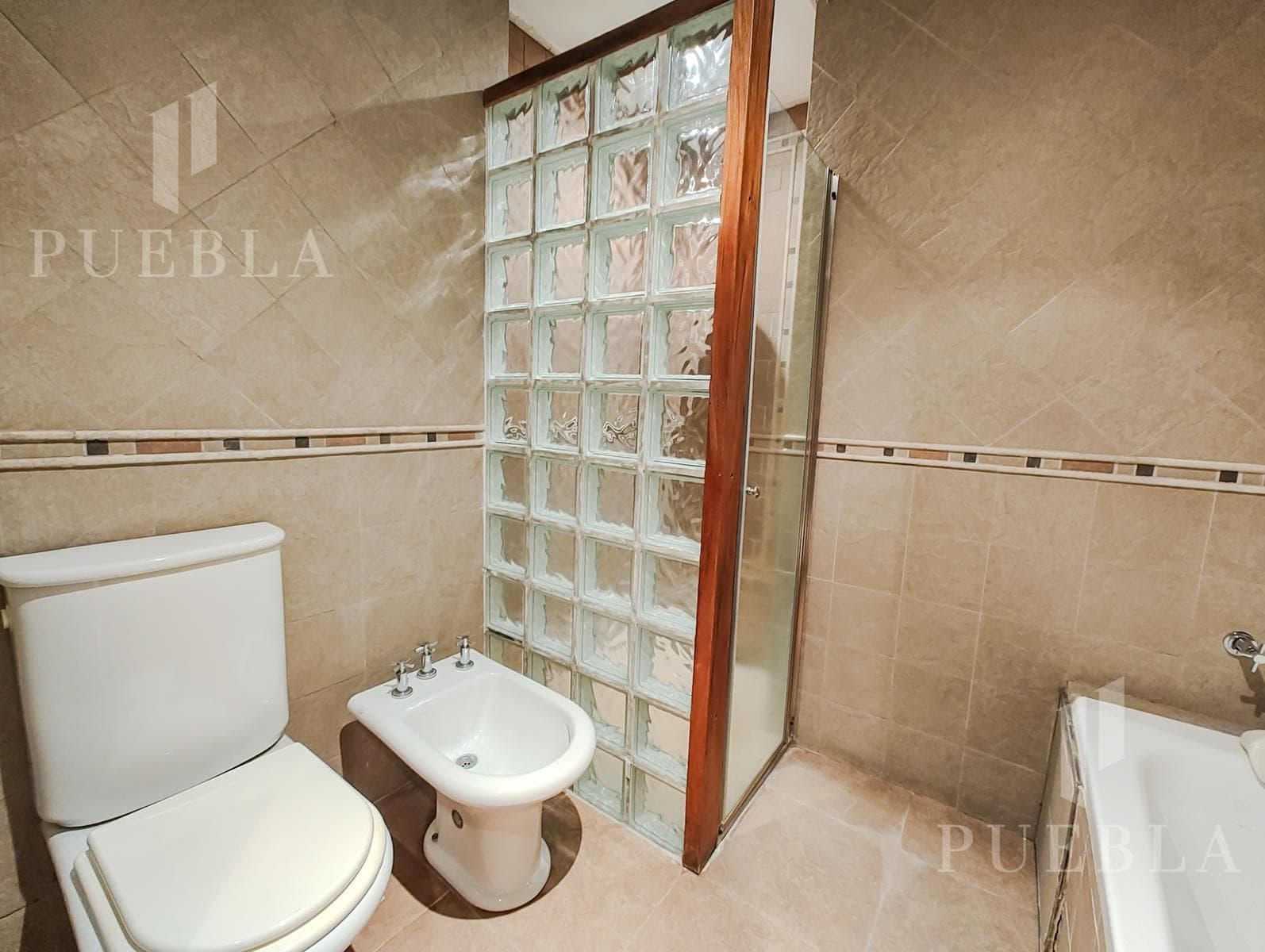 4-ROOM HOUSE FOR SALE WITH HEATED POOL AND BARBECUE AREA IN RANELAGH'S BEST RESIDENTIAL NEIGHBORHOOD