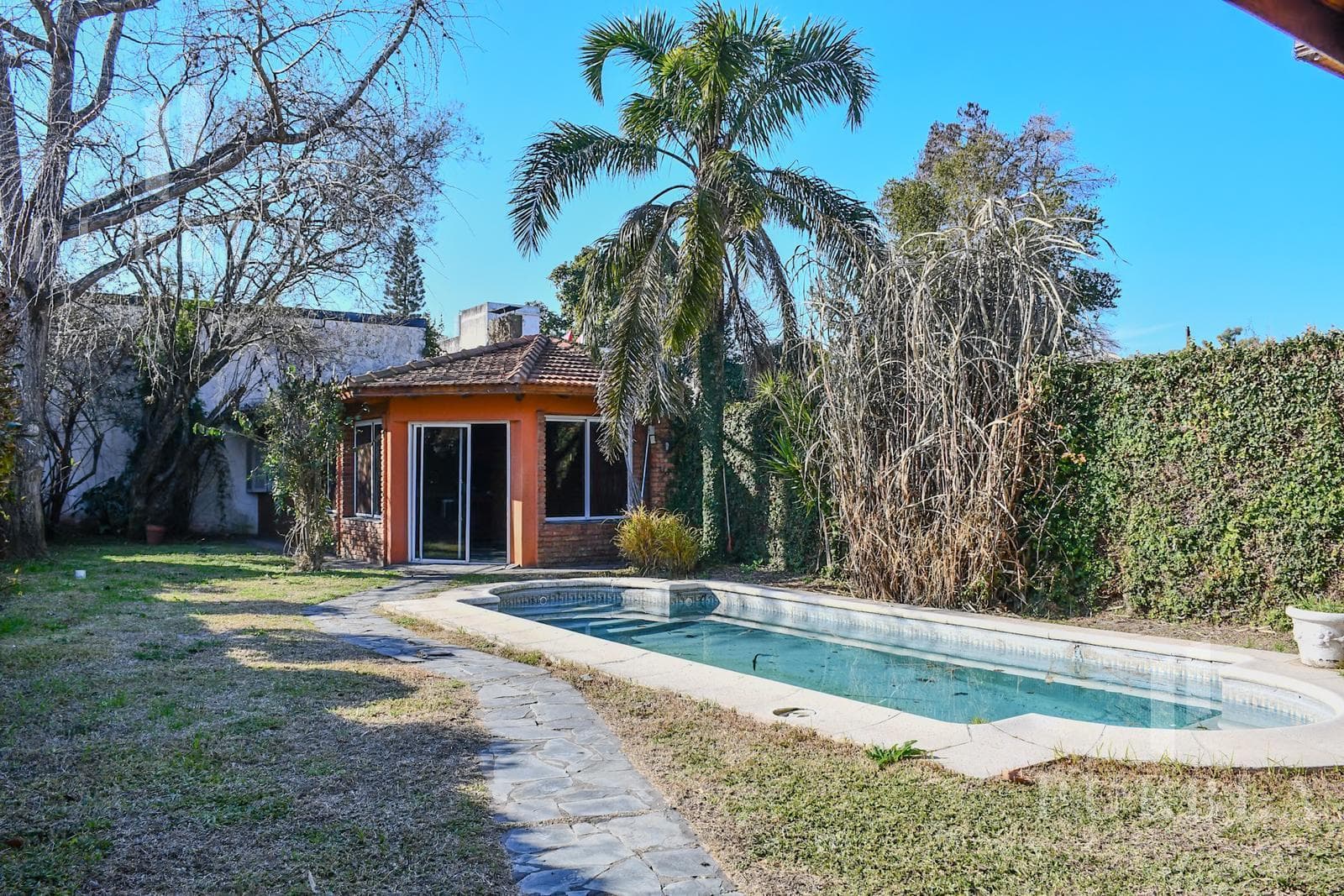 4-ROOM HOUSE FOR SALE WITH HEATED POOL AND BARBECUE AREA IN RANELAGH'S BEST RESIDENTIAL NEIGHBORHOOD