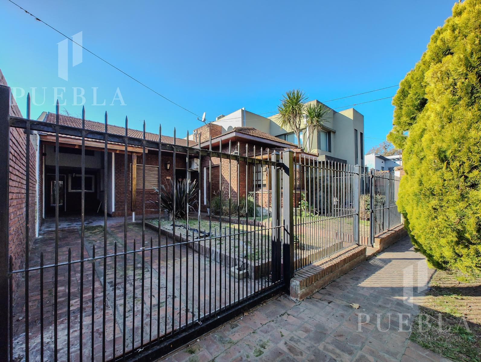 4-ROOM HOUSE FOR SALE WITH HEATED POOL AND BARBECUE AREA IN RANELAGH'S BEST RESIDENTIAL NEIGHBORHOOD