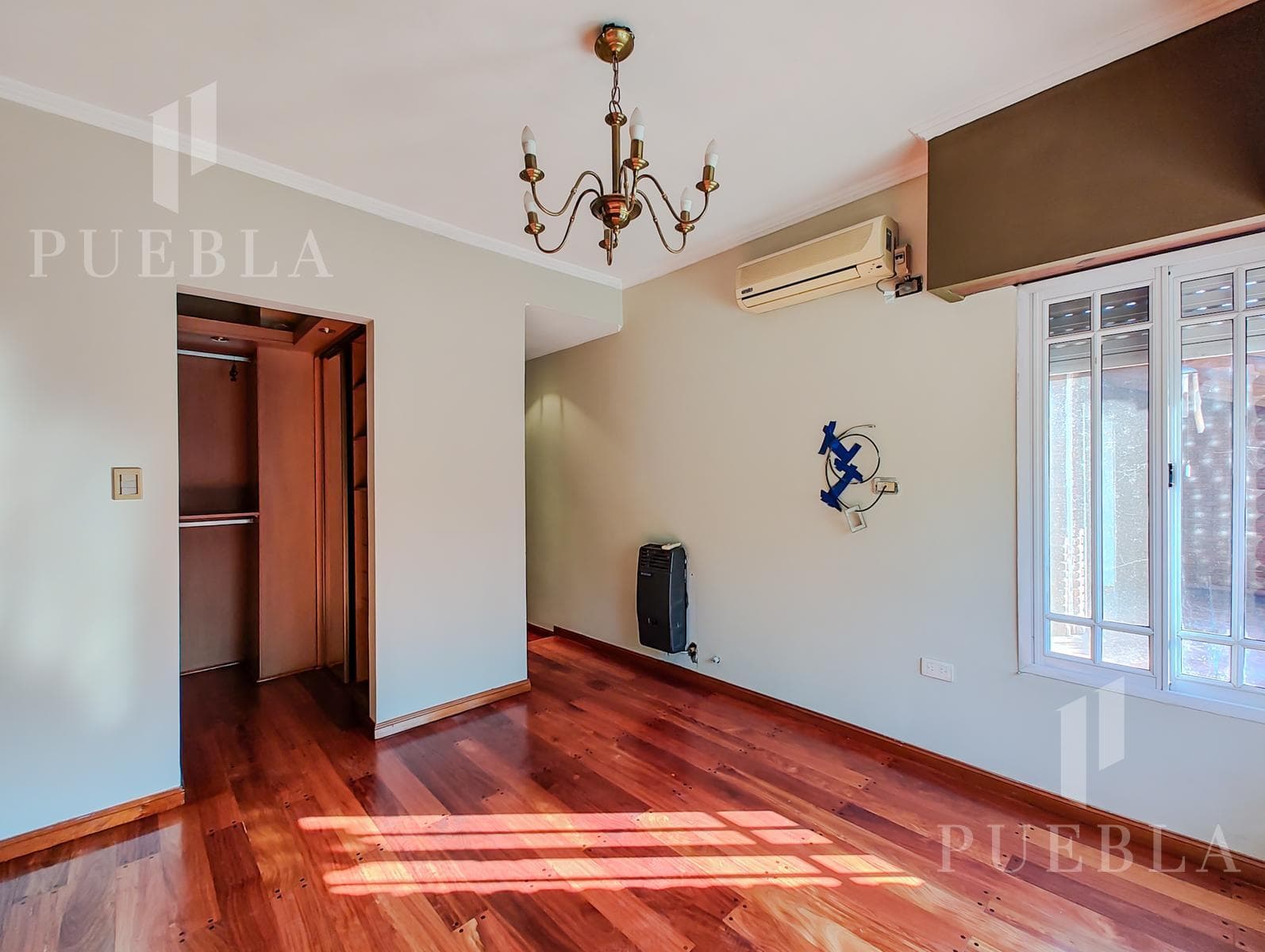 4-ROOM HOUSE FOR SALE WITH HEATED POOL AND BARBECUE AREA IN RANELAGH'S BEST RESIDENTIAL NEIGHBORHOOD