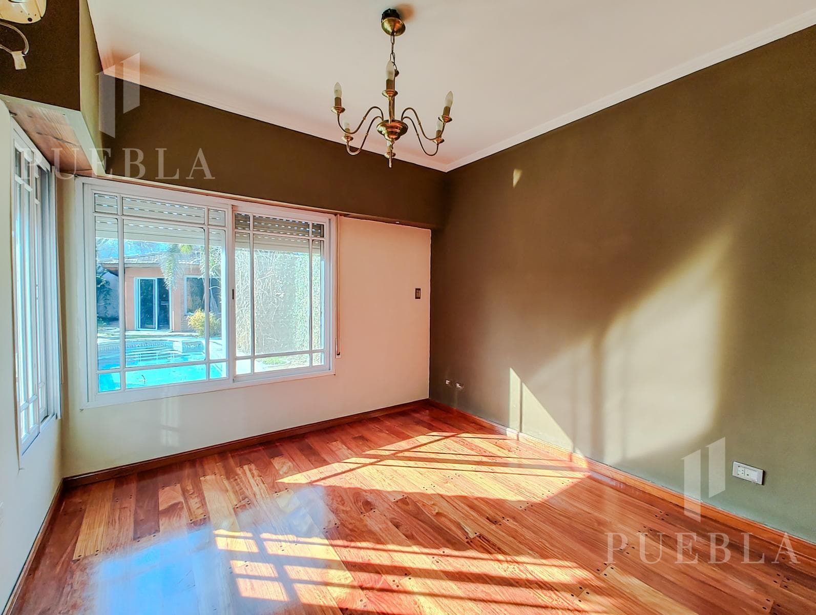 4-ROOM HOUSE FOR SALE WITH HEATED POOL AND BARBECUE AREA IN RANELAGH'S BEST RESIDENTIAL NEIGHBORHOOD