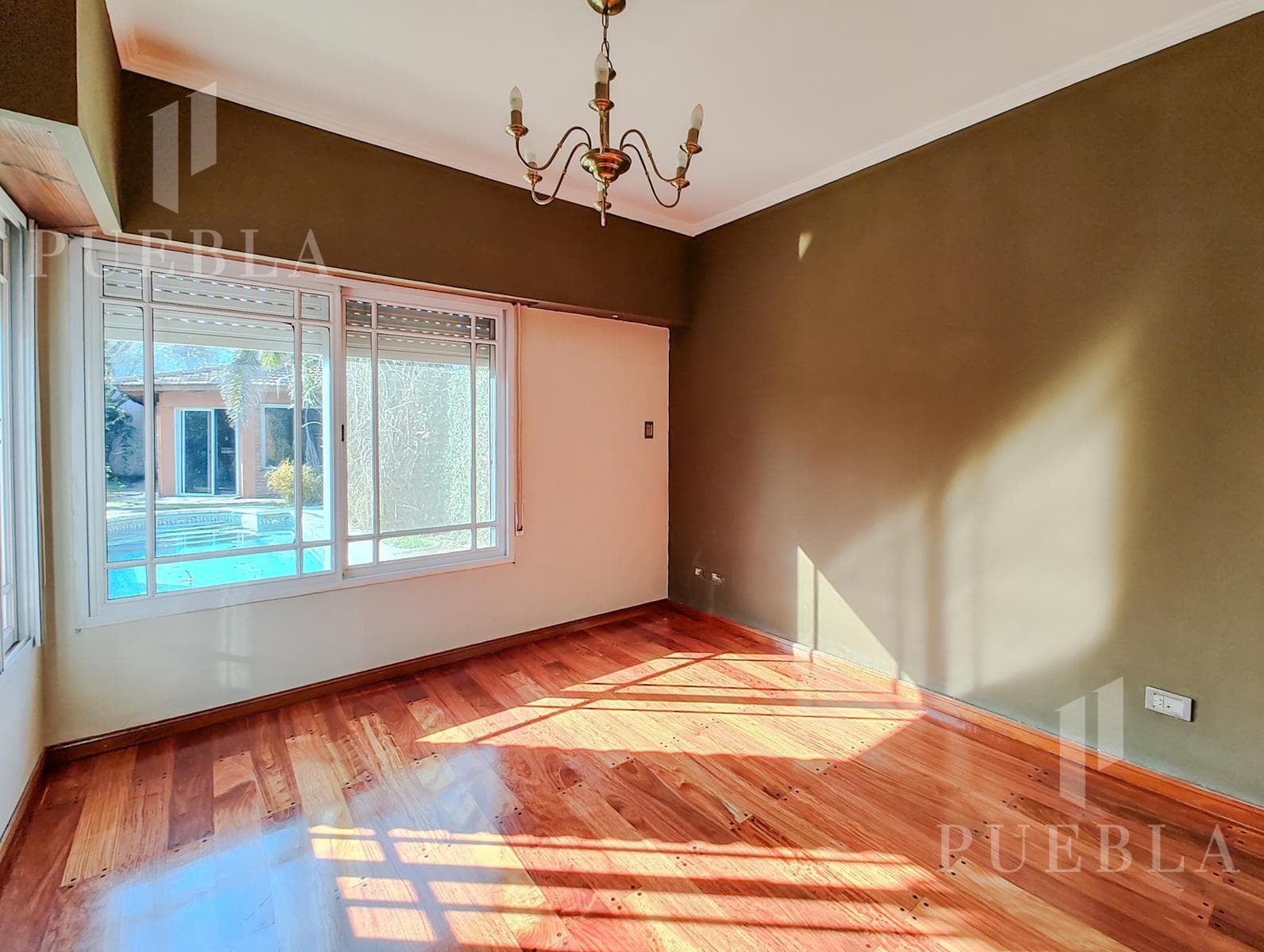 4-ROOM HOUSE FOR SALE WITH HEATED POOL AND BARBECUE AREA IN RANELAGH'S BEST RESIDENTIAL NEIGHBORHOOD