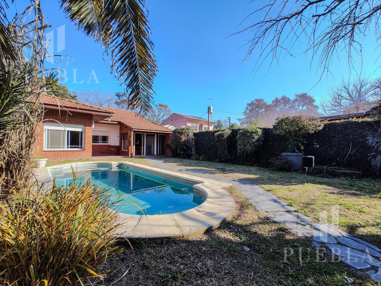 4-ROOM HOUSE FOR SALE WITH HEATED POOL AND BARBECUE AREA IN RANELAGH'S BEST RESIDENTIAL NEIGHBORHOOD