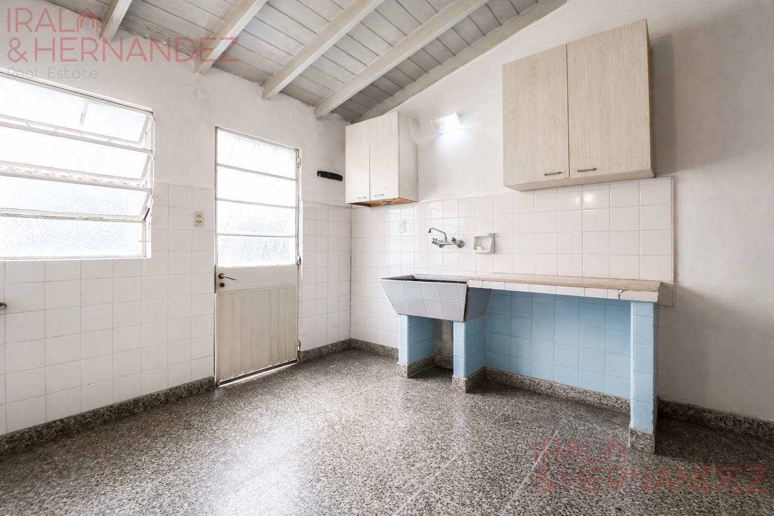 4-Bedroom House for Sale with Garden, Barbecue Area, and Garage in San Andrés