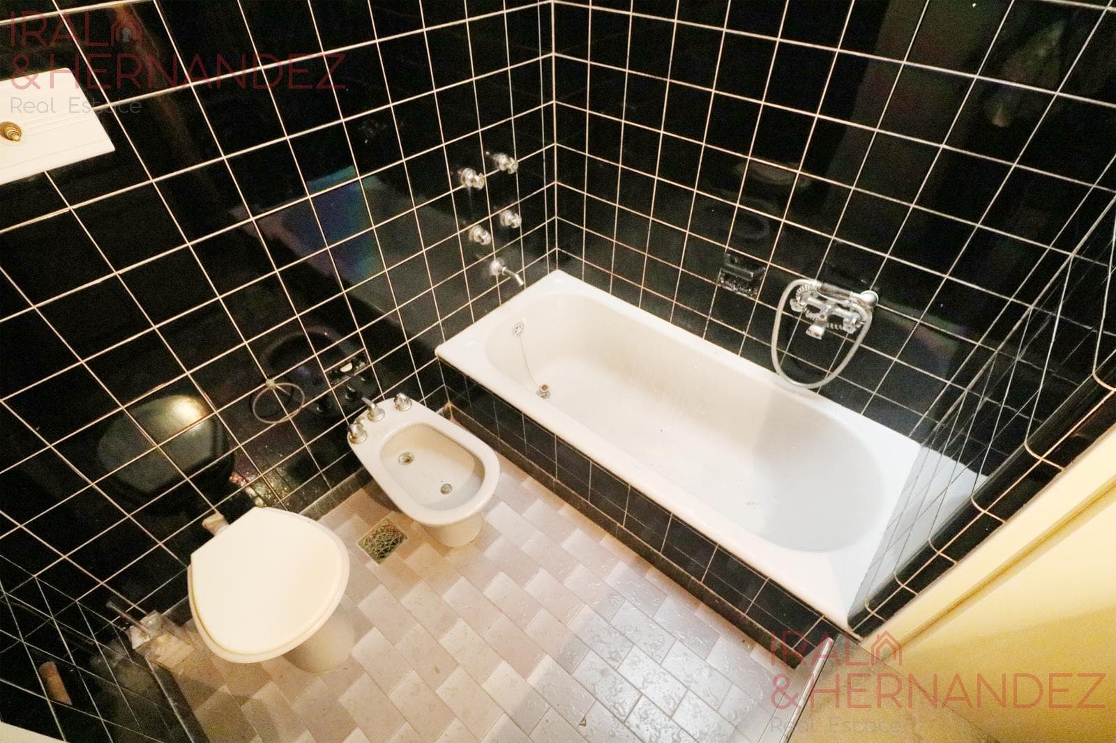 4-Bedroom House for Sale with Garden, Barbecue Area, and Garage in San Andrés