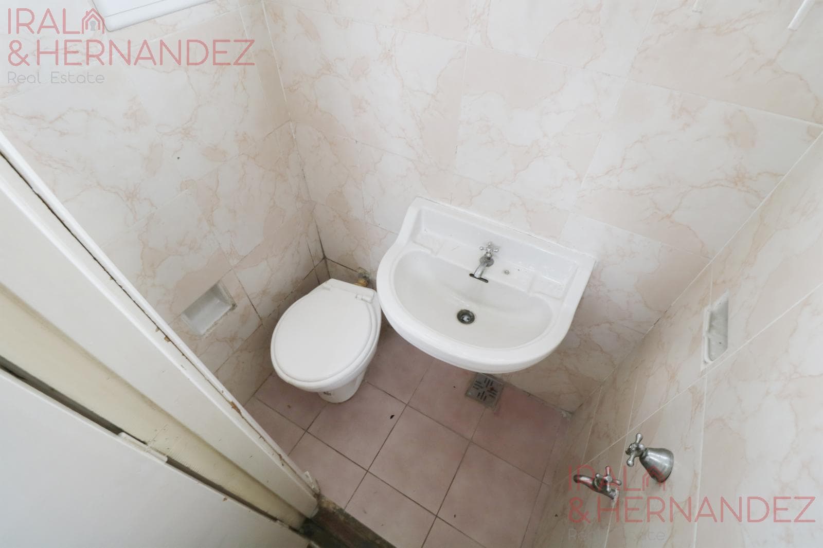 4-Bedroom House for Sale with Garden, Barbecue Area, and Garage in San Andrés