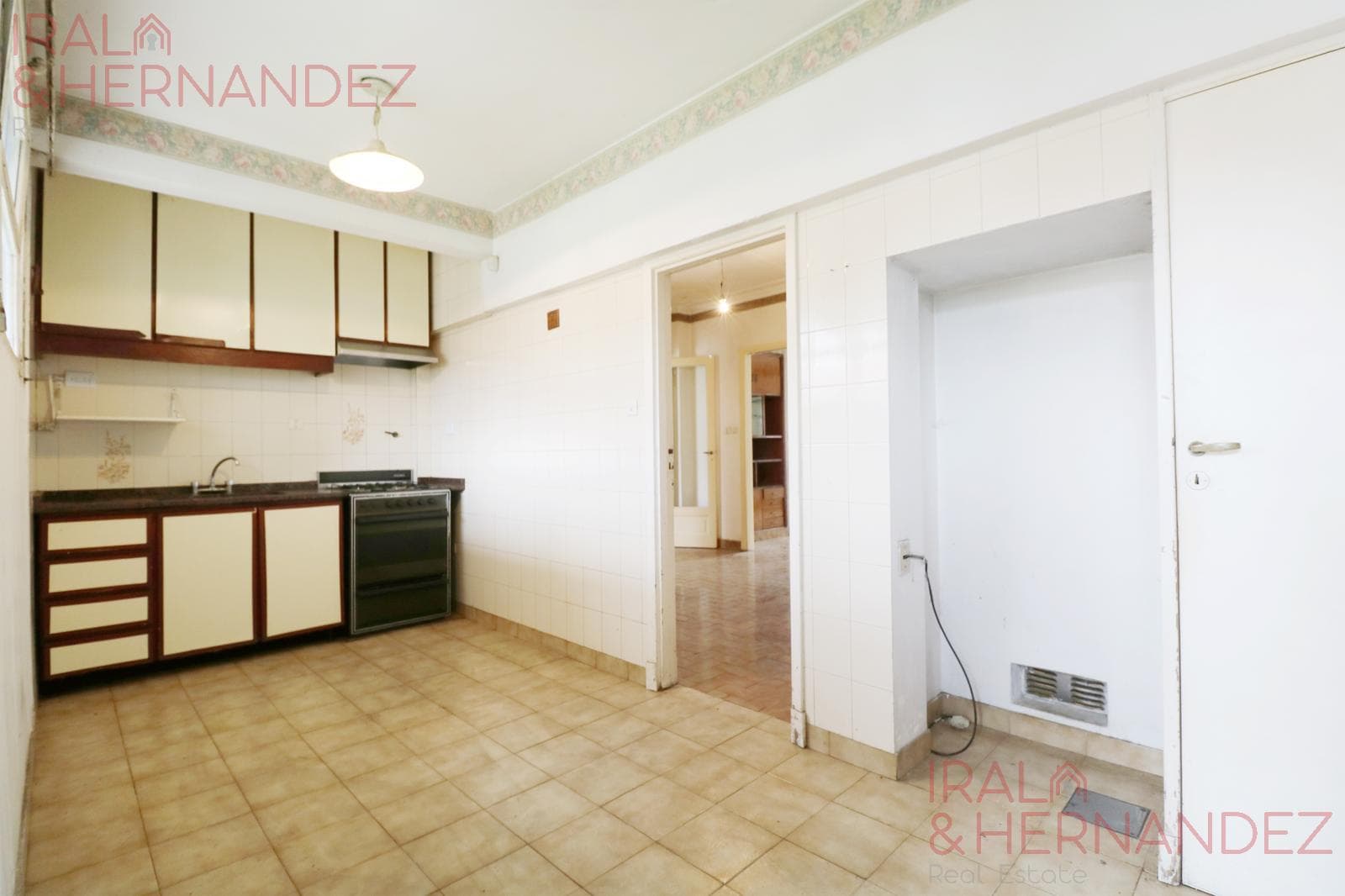 4-Bedroom House for Sale with Garden, Barbecue Area, and Garage in San Andrés