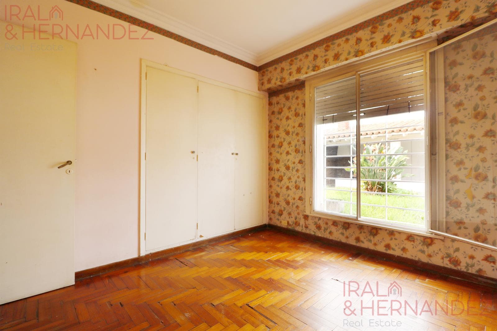 4-Bedroom House for Sale with Garden, Barbecue Area, and Garage in San Andrés