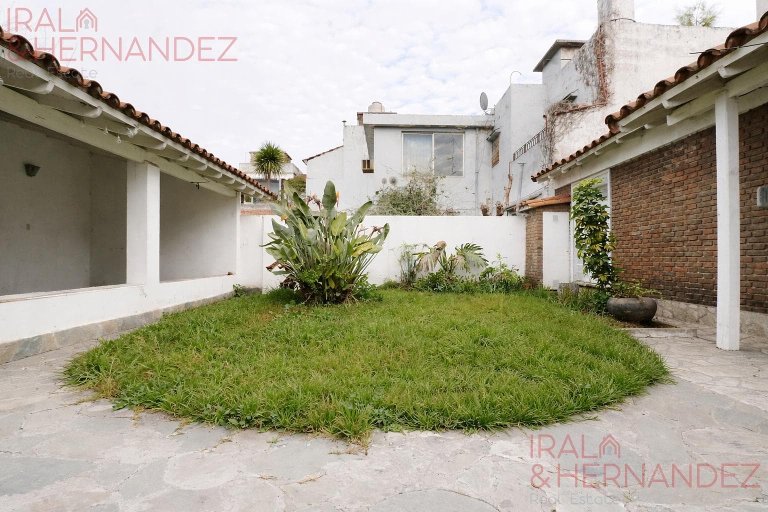 4-Bedroom House for Sale with Garden, Barbecue Area, and Garage in San Andrés