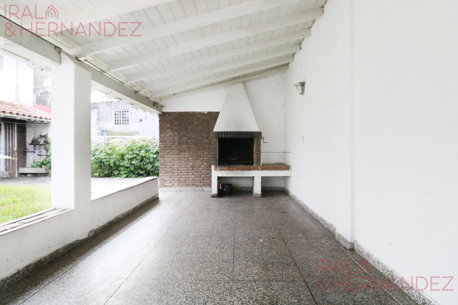 4-Bedroom House for Sale with Garden, Barbecue Area, and Garage in San Andrés