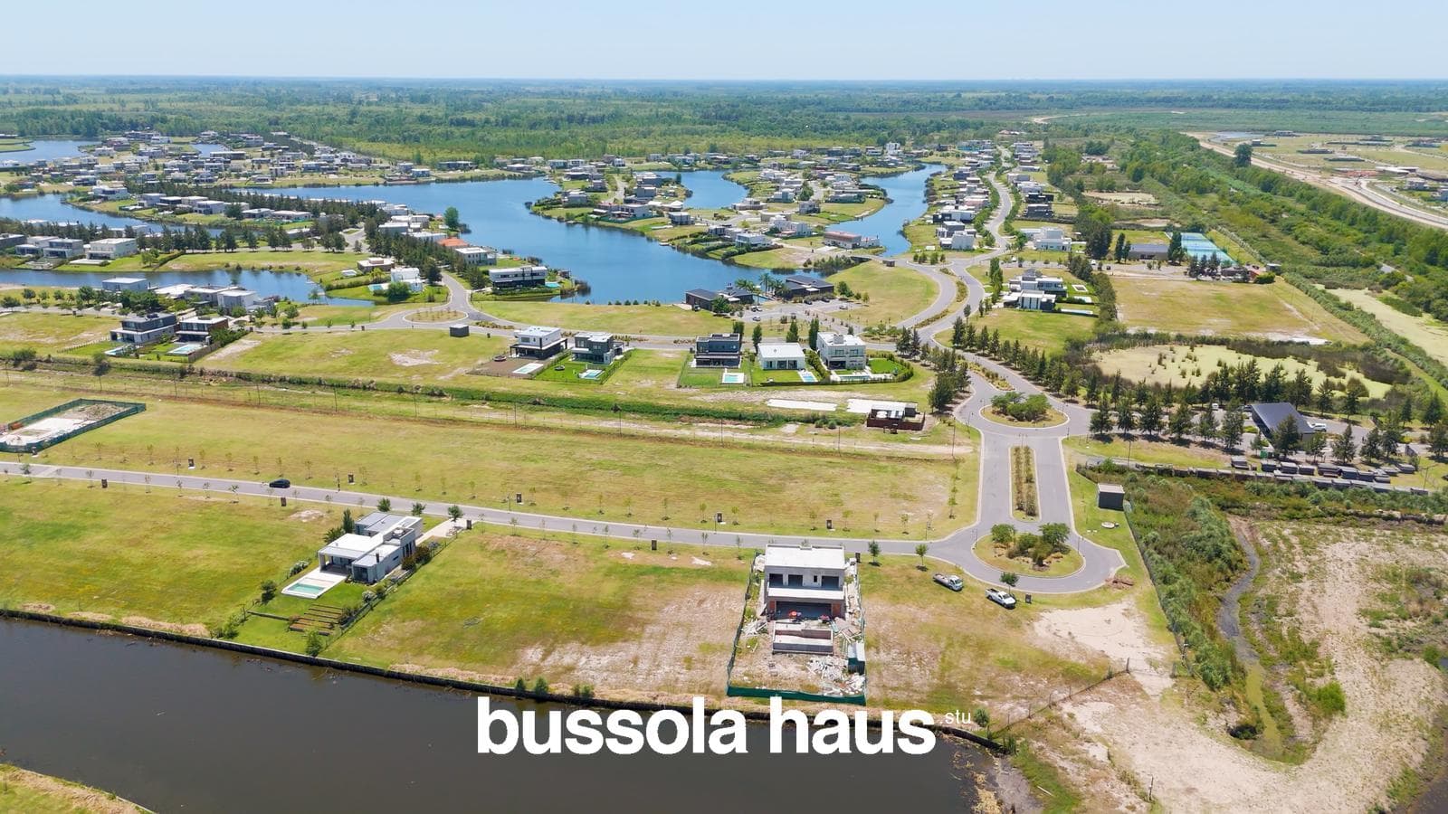 House for Sale Near the Lagoon in El Naudir Escobar