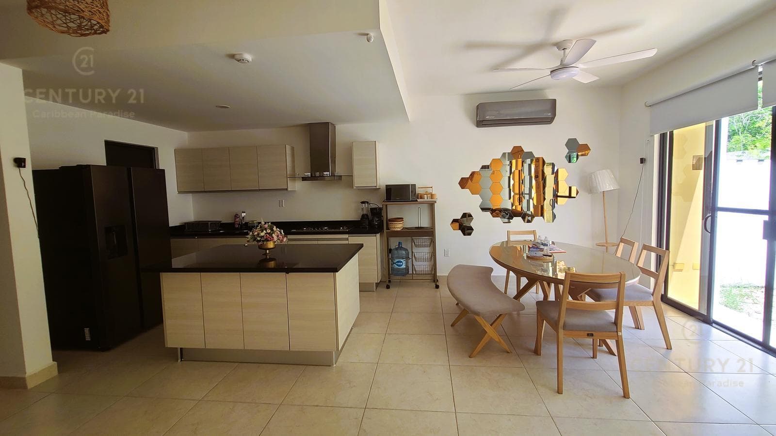 Hermosa casa de 3 rec en renta en Privada Salamanca Encuentro Playa del Carmen P4430