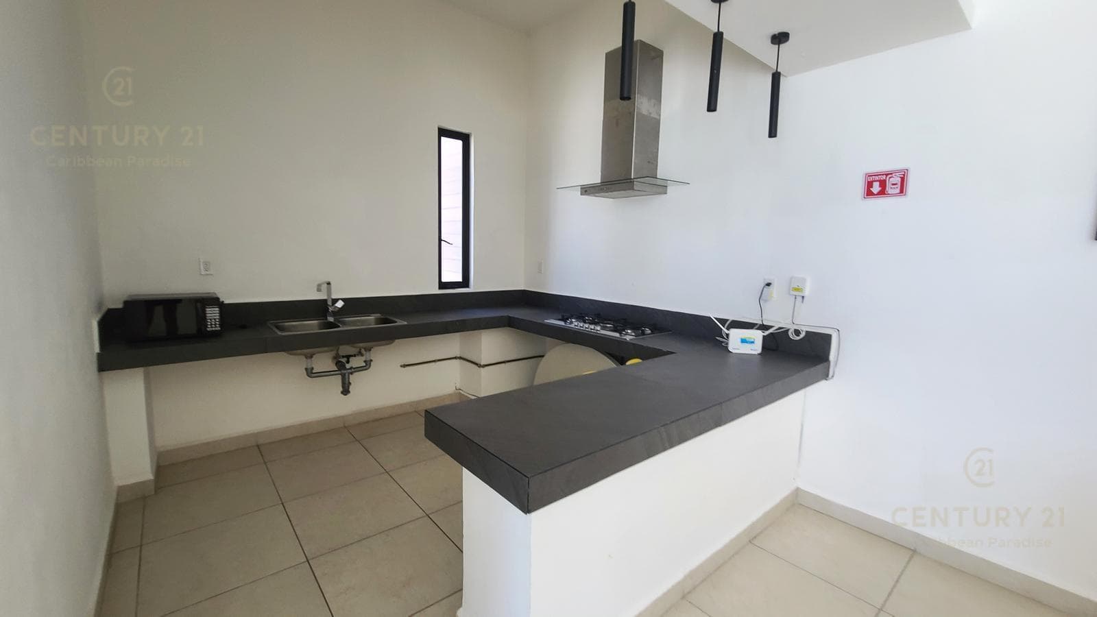 Hermosa casa de 3 rec en renta en Privada Salamanca Encuentro Playa del Carmen P4430
