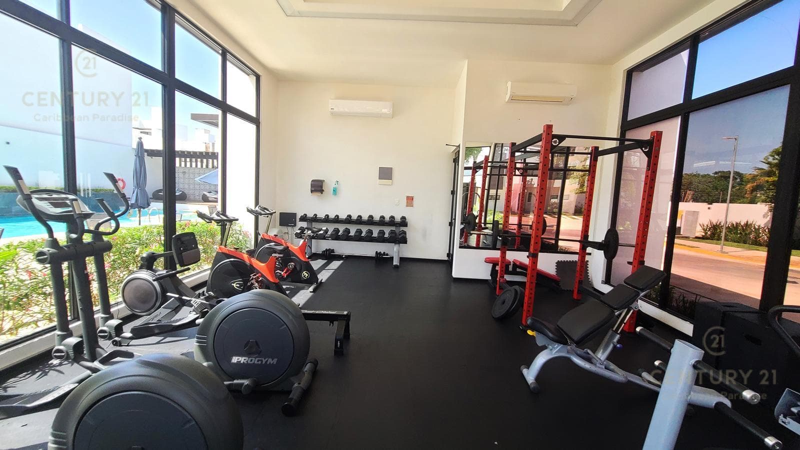 Hermosa casa de 3 rec en renta en Privada Salamanca Encuentro Playa del Carmen P4430