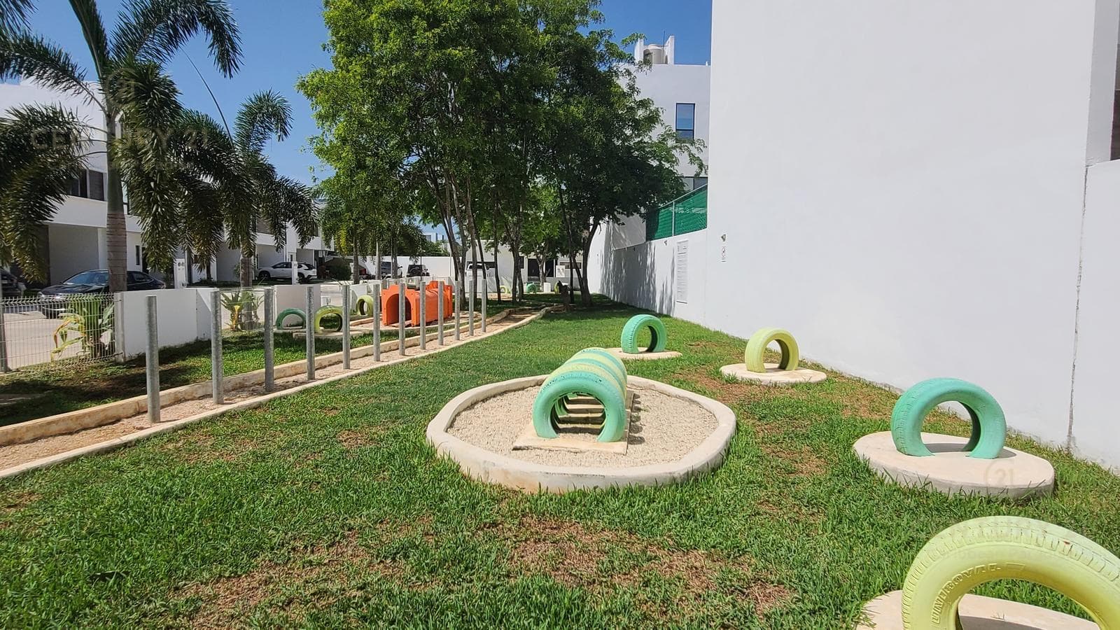 Hermosa casa de 3 rec en renta en Privada Salamanca Encuentro Playa del Carmen P4430