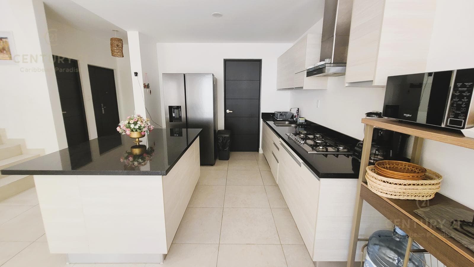 Beautiful 3-bedroom house for rent on Privada Salamanca, Encuentro, Playa del Carmen P4430