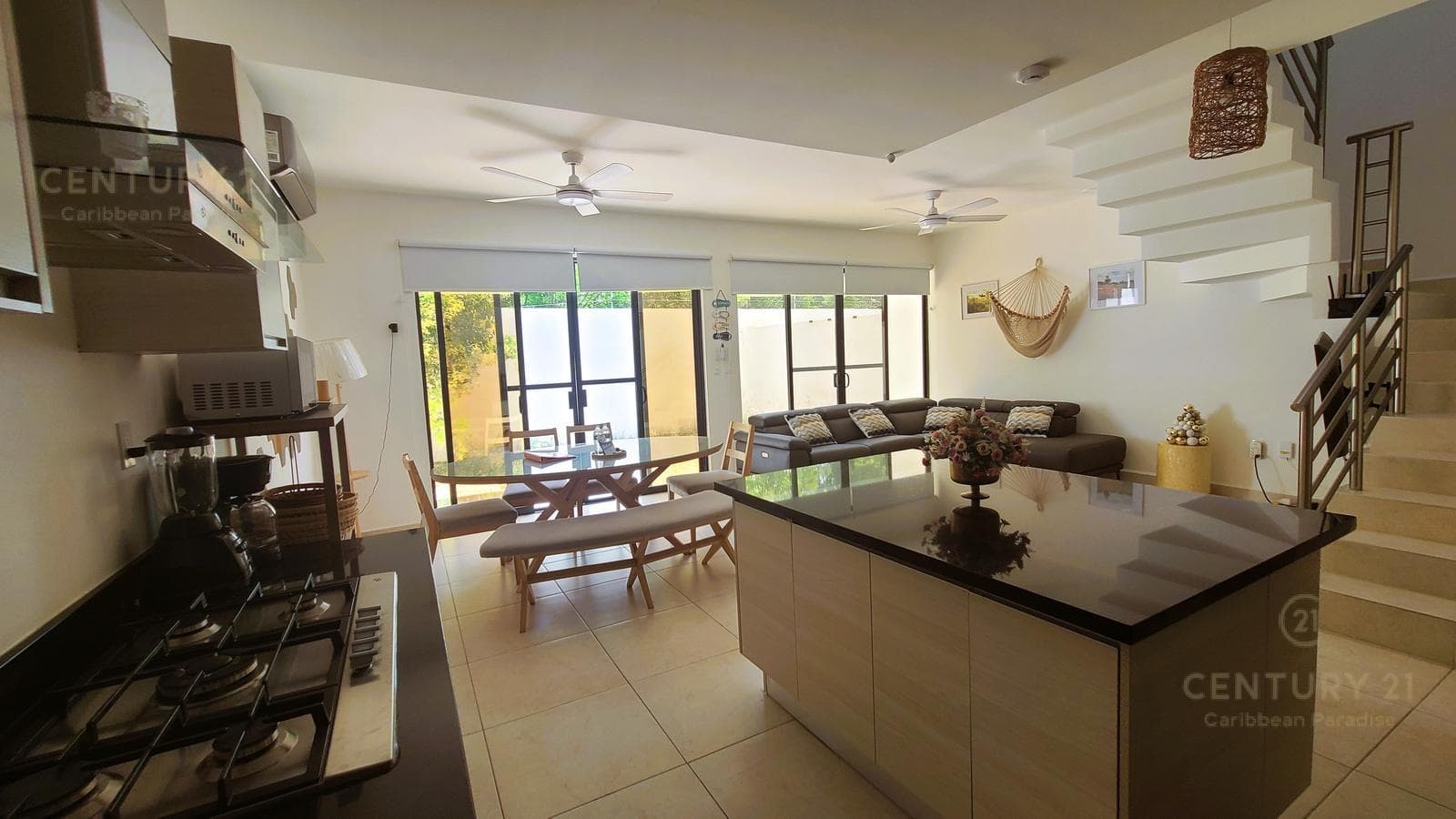 Hermosa casa de 3 rec en renta en Privada Salamanca Encuentro Playa del Carmen P4430