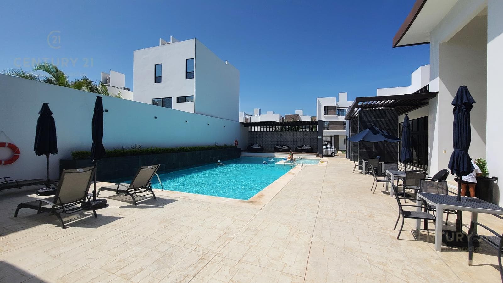 Hermosa casa de 3 rec en renta en Privada Salamanca Encuentro Playa del Carmen P4430