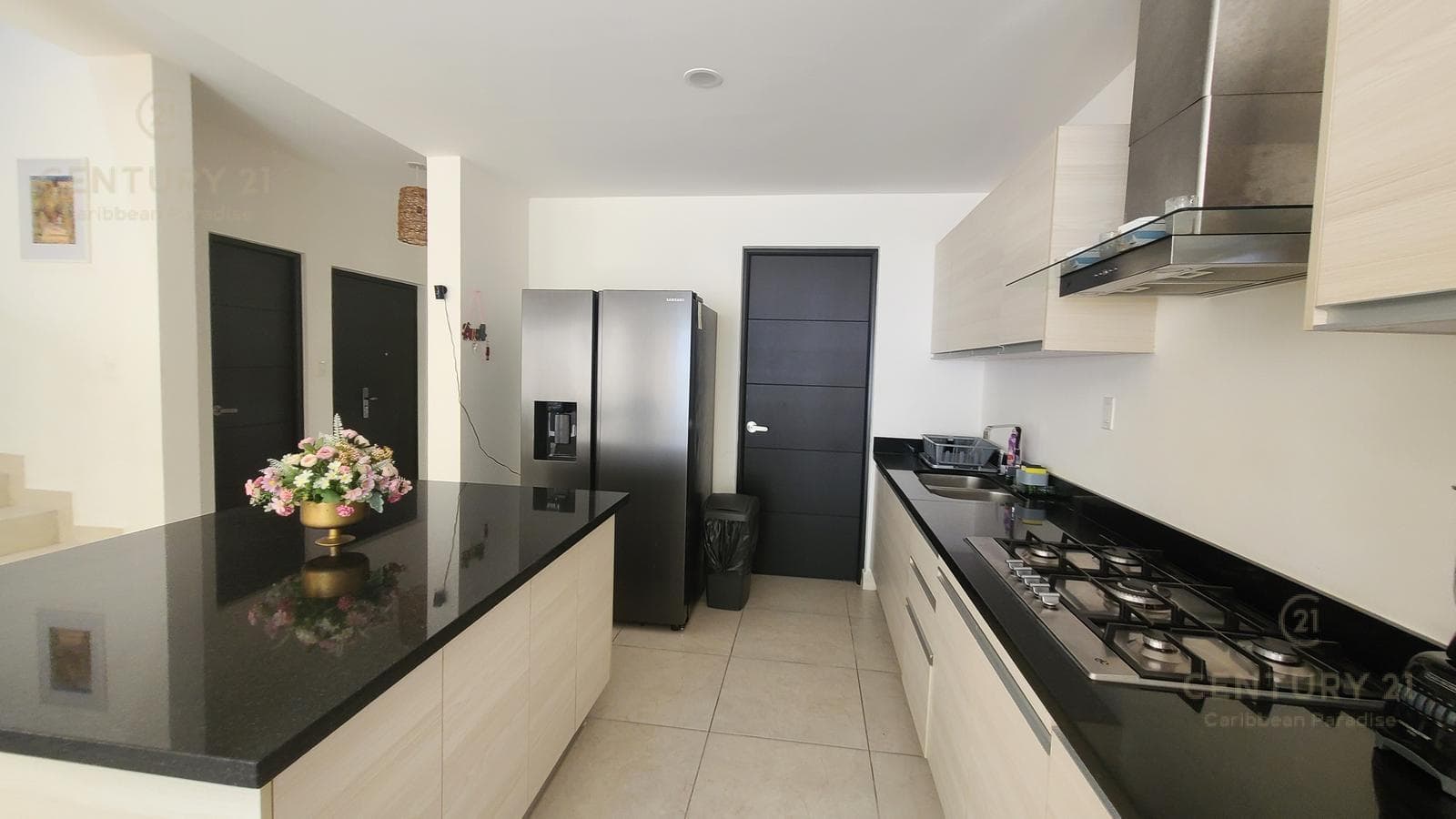 Hermosa casa de 3 rec en renta en Privada Salamanca Encuentro Playa del Carmen P4430