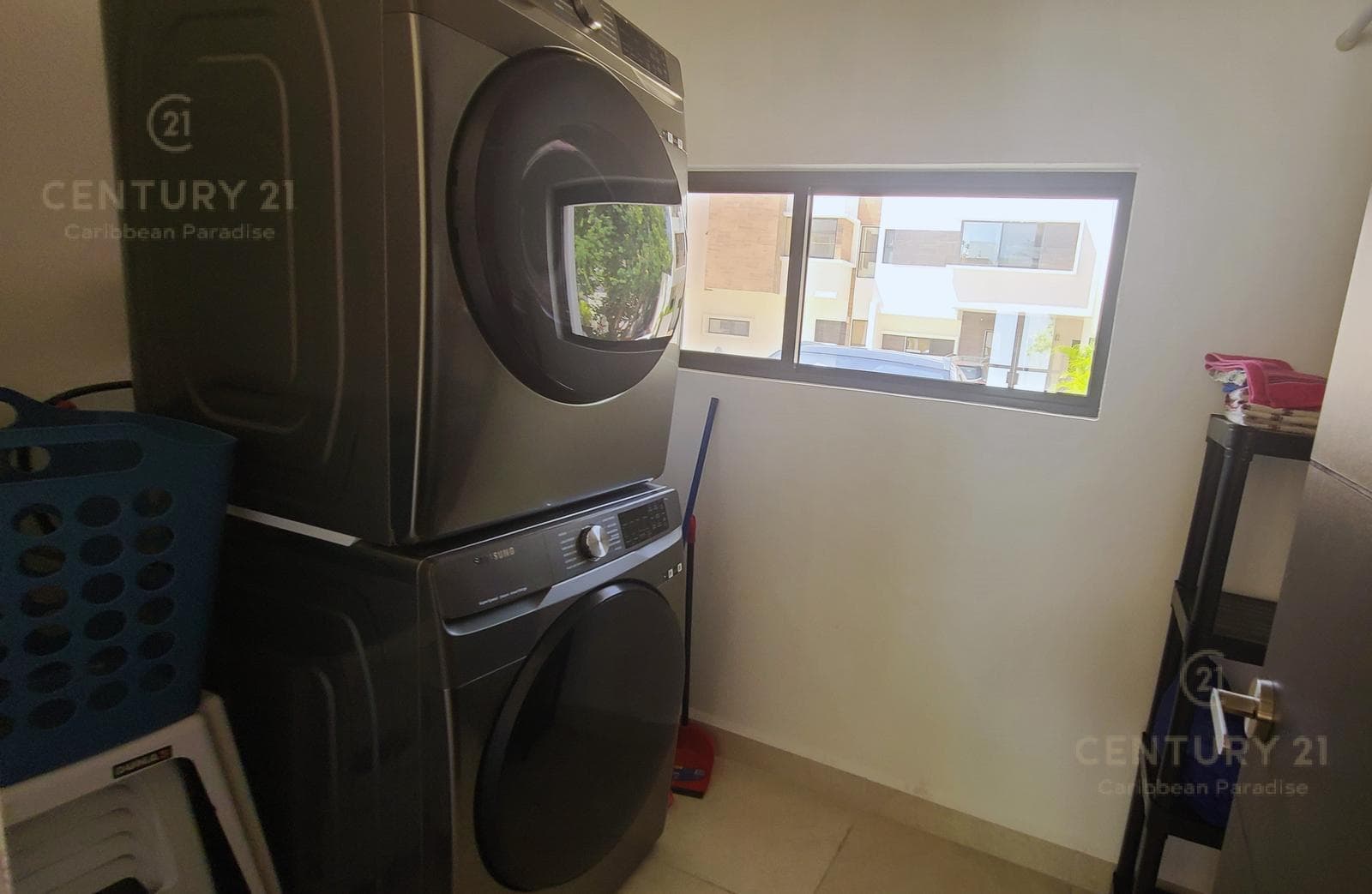 Hermosa casa de 3 rec en renta en Privada Salamanca Encuentro Playa del Carmen P4430