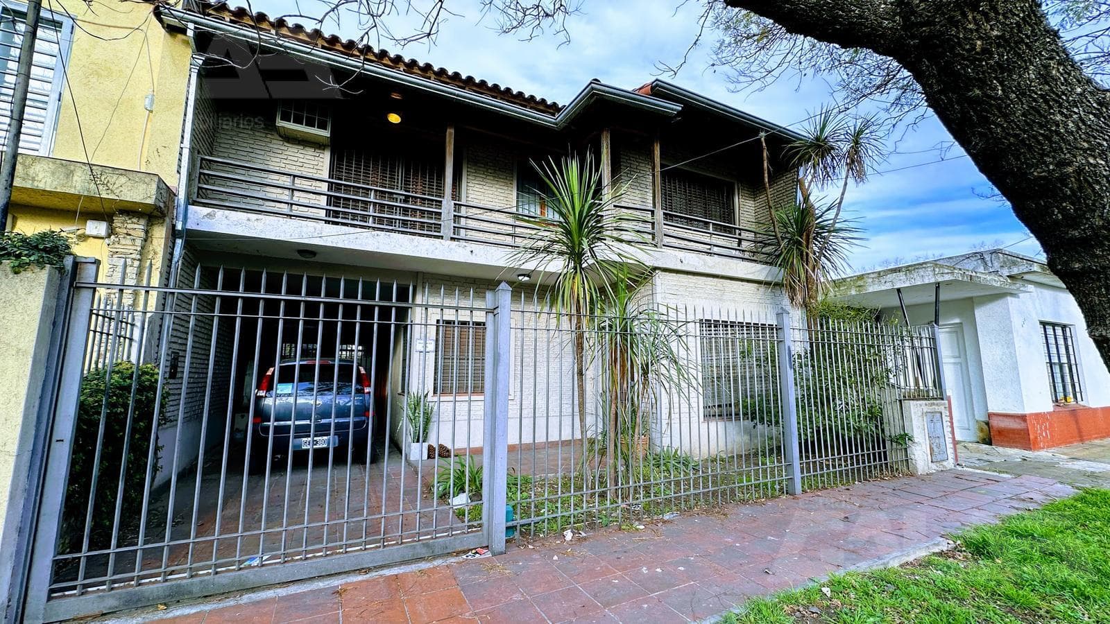 A Very Nice 5-Room Villa in Excellent Condition in a Great Neighborhood in Castelar