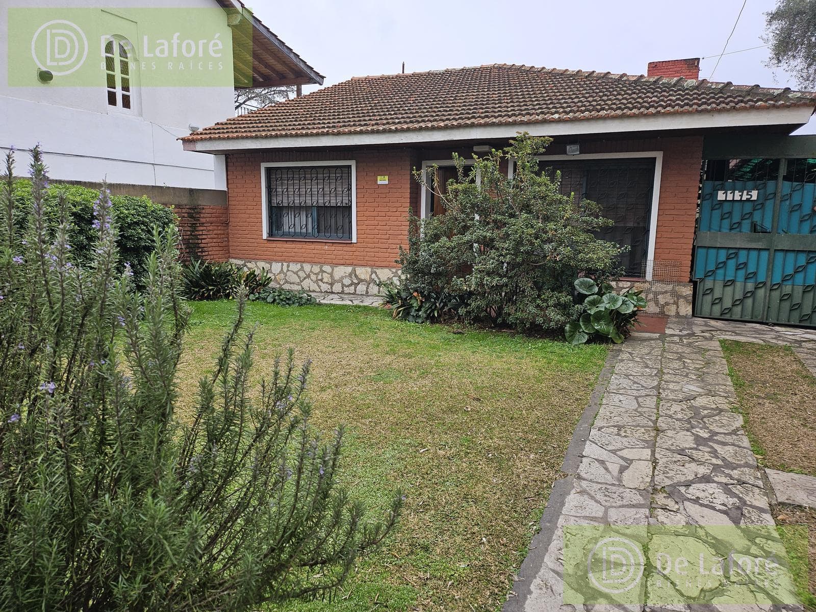 FOR RENT - 3-room villa-style house in San Isidro, with a yard and garage
