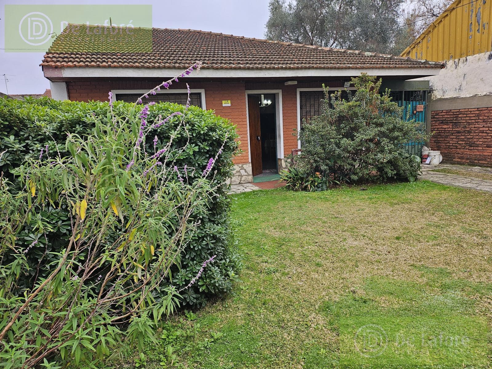 FOR RENT - 3-room villa-style house in San Isidro, with a yard and garage