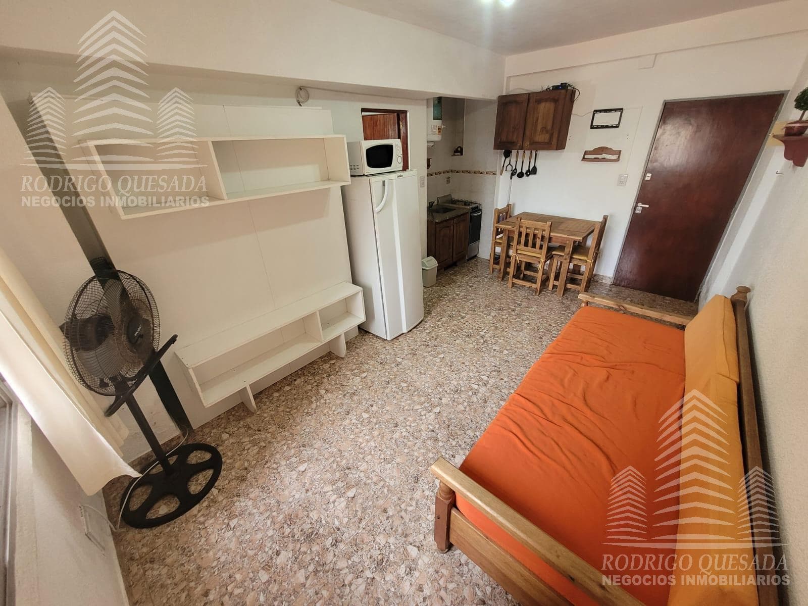 Studio apartment in a great location, with natural gas!!