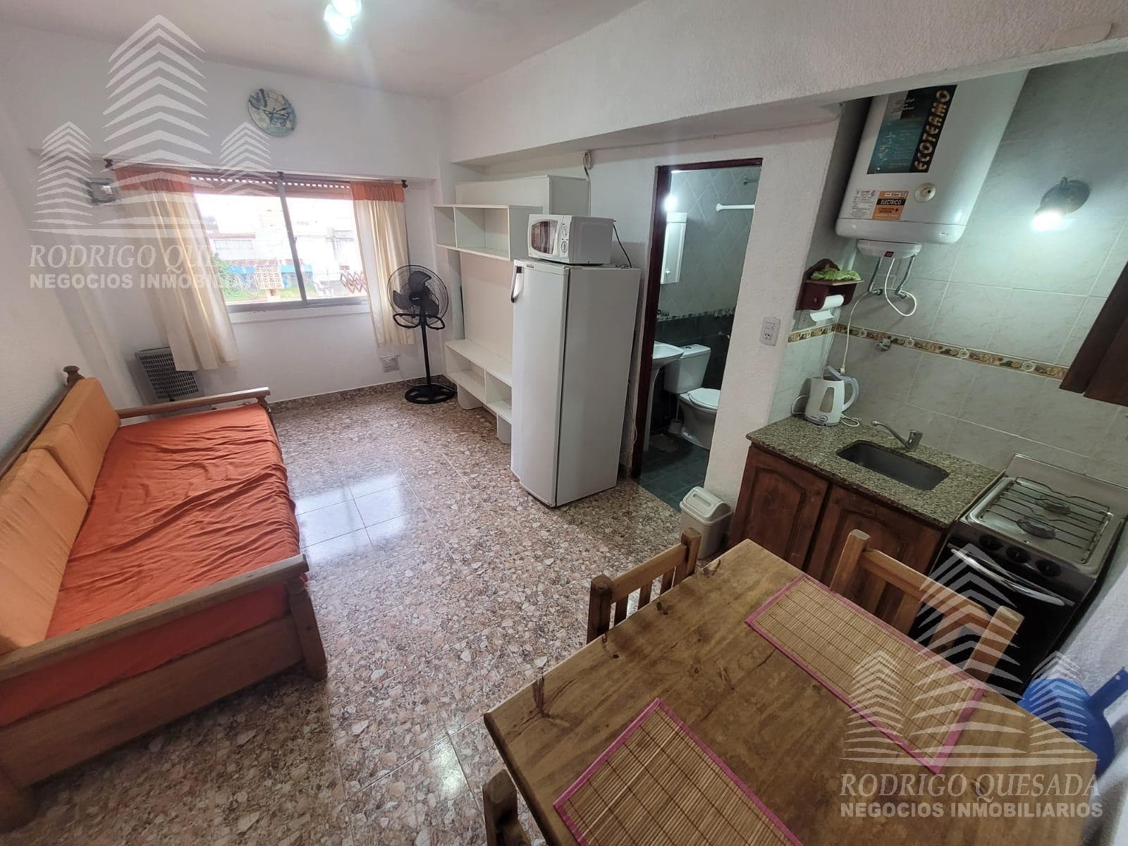 Studio apartment in a great location, with natural gas!!