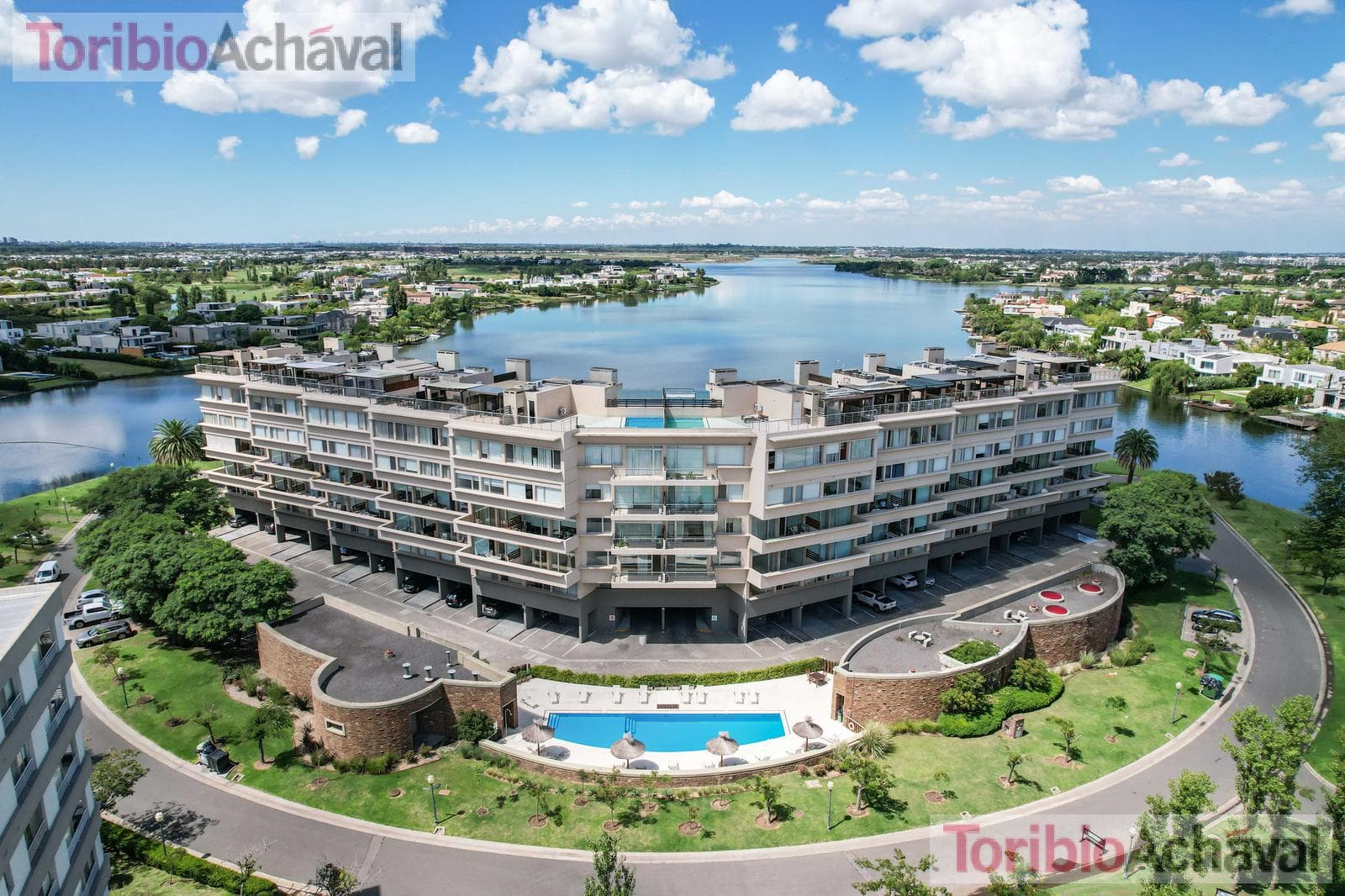 REDUCTION IN PRICE: Praia 4, Portezuelo, Nordelta Praia—For Sale, 3 bedrooms, overlooking Central Lake in Nordelta, with garage