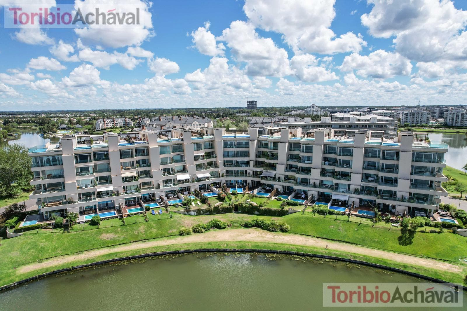 REDUCTION IN PRICE: Praia 4, Portezuelo, Nordelta Praia—For Sale, 3 bedrooms, overlooking Central Lake in Nordelta, with garage