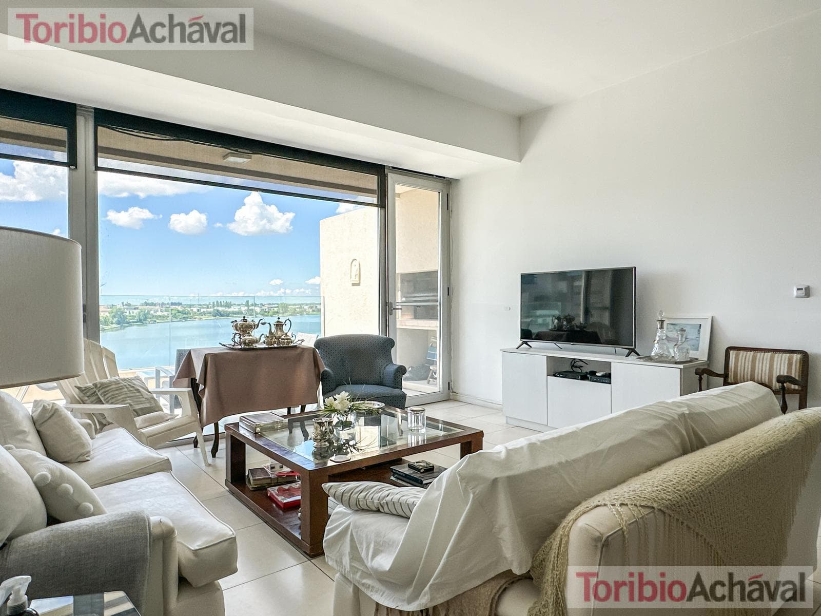 REDUCTION IN PRICE: Praia 4, Portezuelo, Nordelta Praia—For Sale, 3 bedrooms, overlooking Central Lake in Nordelta, with garage