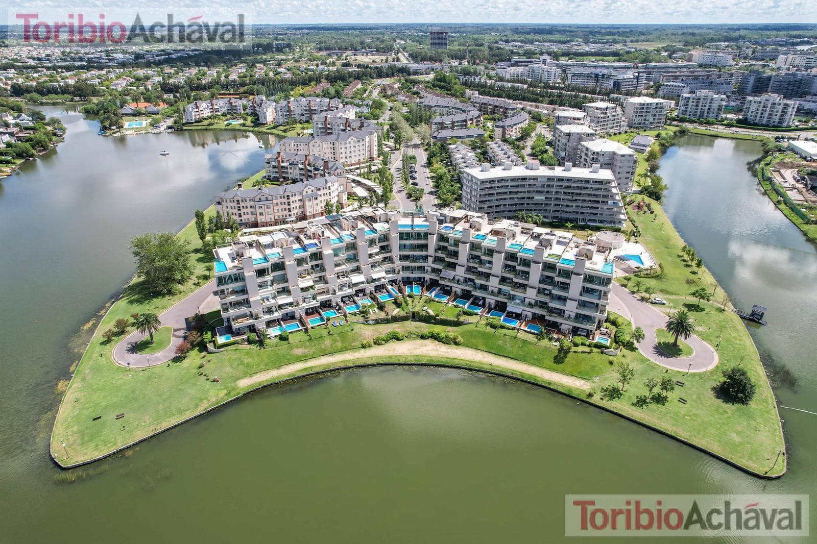 REDUCTION IN PRICE: Praia 4, Portezuelo, Nordelta Praia—For Sale, 3 bedrooms, overlooking Central Lake in Nordelta, with garage