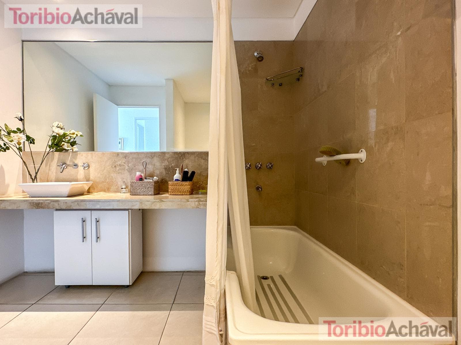 REDUCTION IN PRICE: Praia 4, Portezuelo, Nordelta Praia—For Sale, 3 bedrooms, overlooking Central Lake in Nordelta, with garage