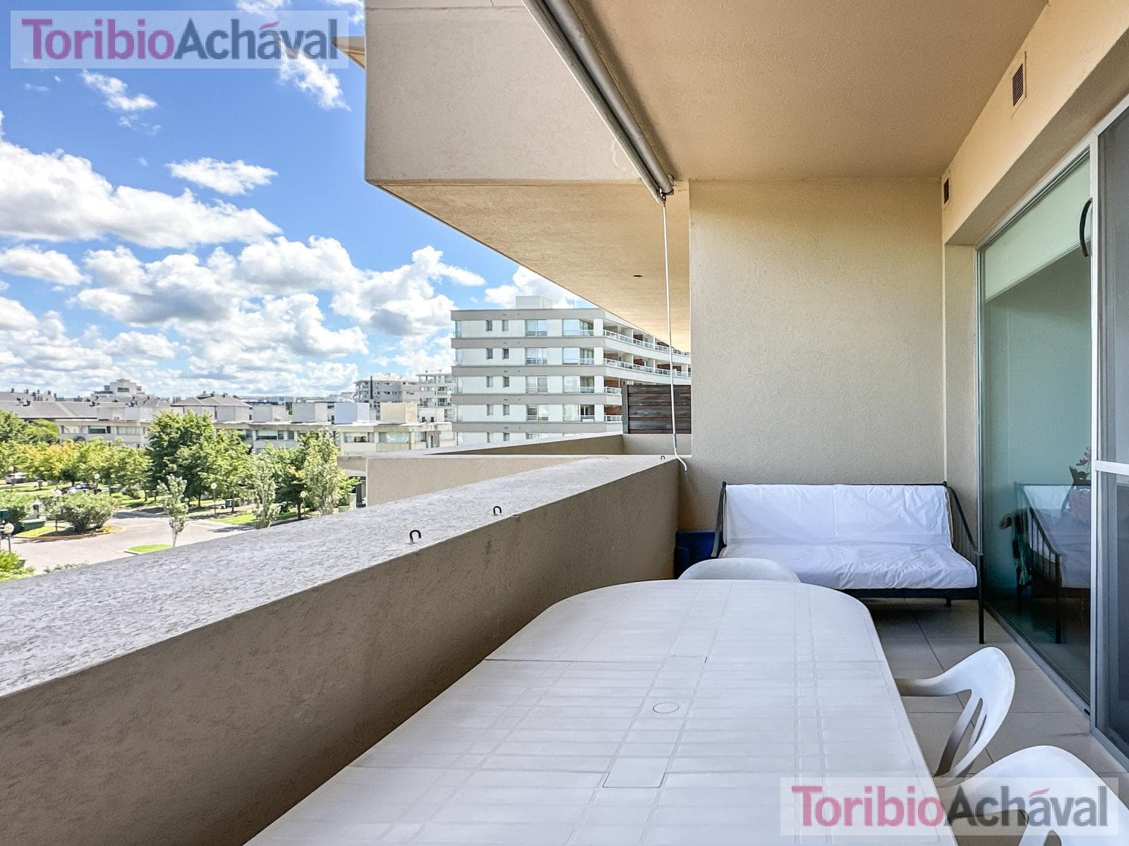 REDUCTION IN PRICE: Praia 4, Portezuelo, Nordelta Praia—For Sale, 3 bedrooms, overlooking Central Lake in Nordelta, with garage