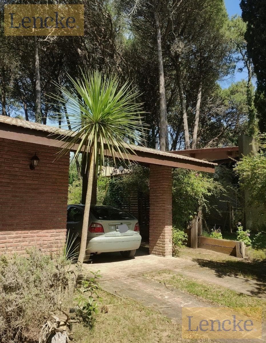 Classic single-story villa in the best area of Carilo, in excellent condition