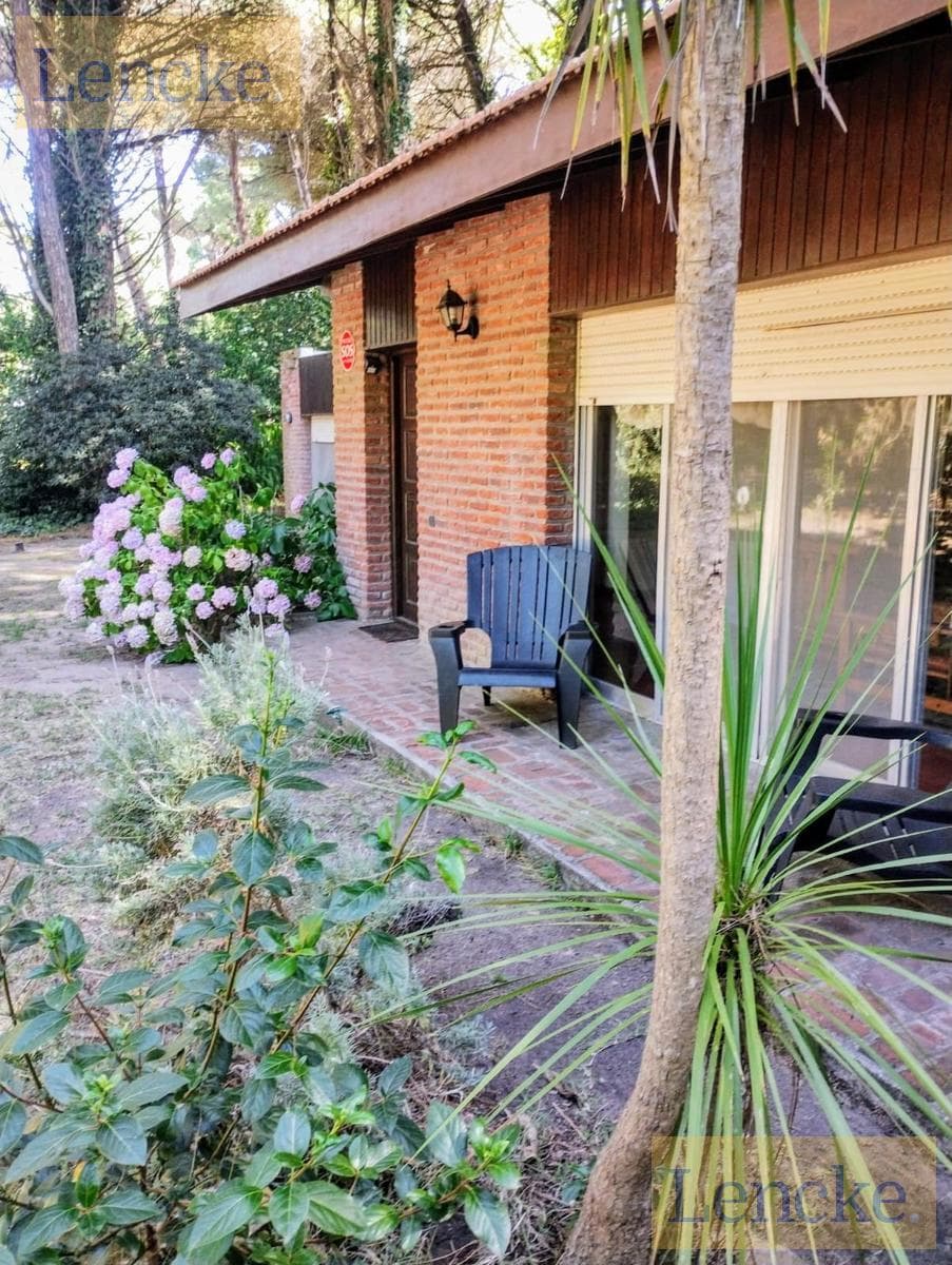 Classic single-story villa in the best area of Carilo, in excellent condition