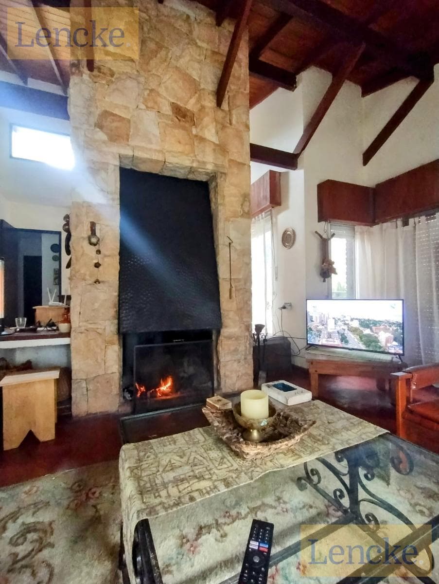 Classic single-story villa in the best area of Carilo, in excellent condition