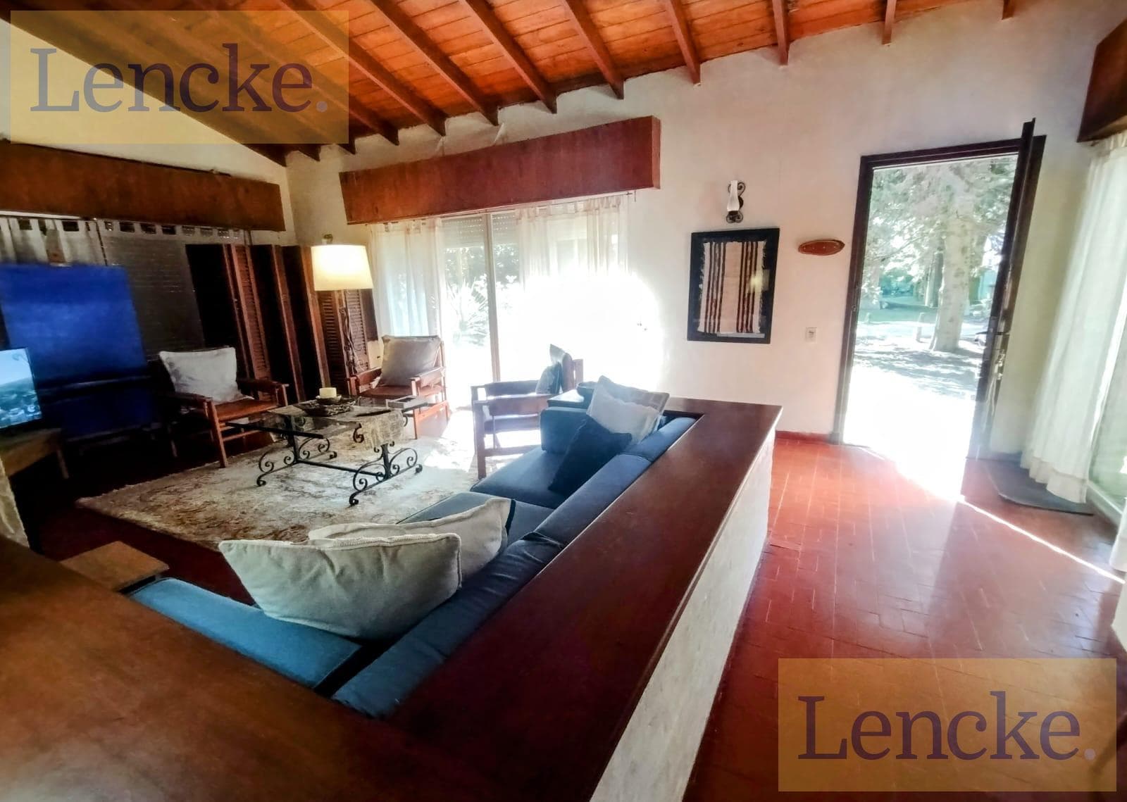 Classic single-story villa in the best area of Carilo, in excellent condition