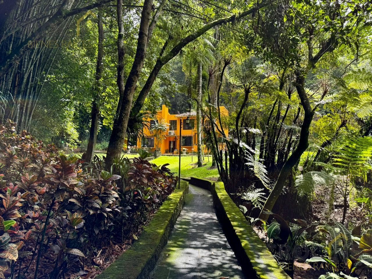 Residence in Coatepec Campestre with a garden for sale, featuring 2 chalets