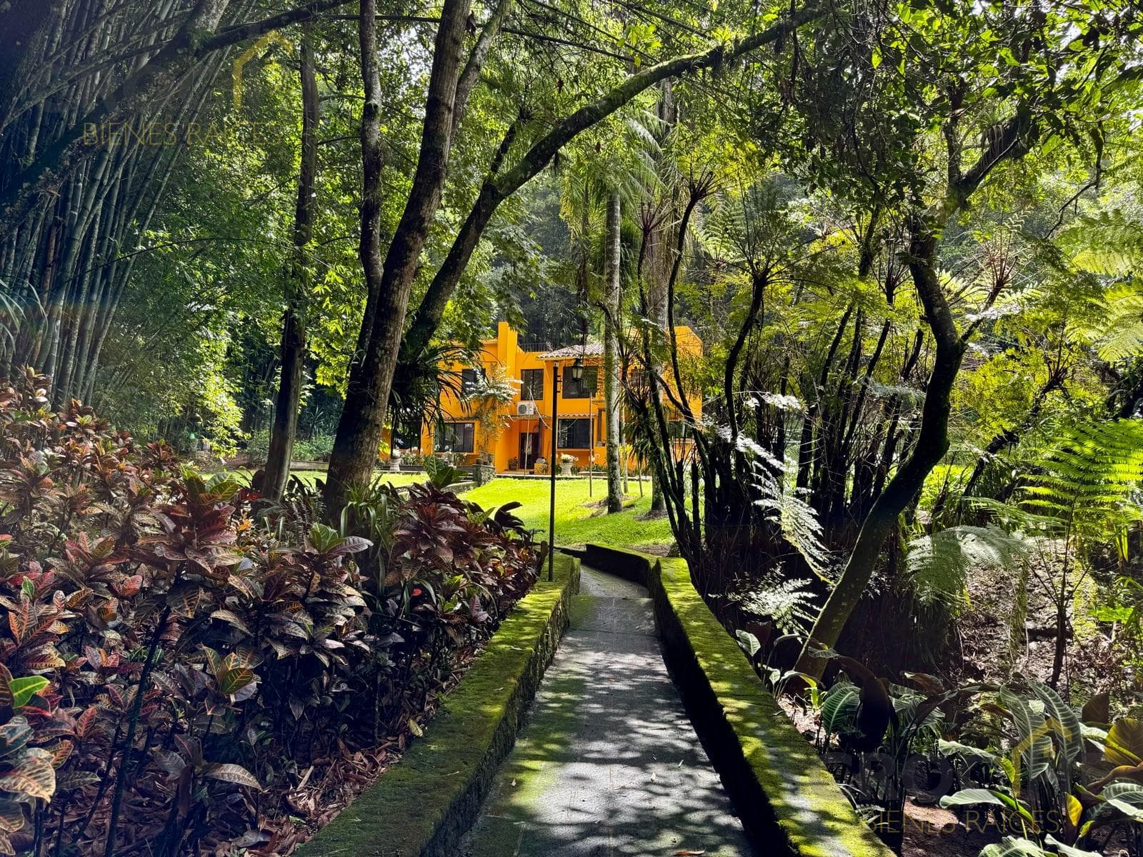 Residence in Coatepec Campestre with a garden for sale, featuring 2 chalets