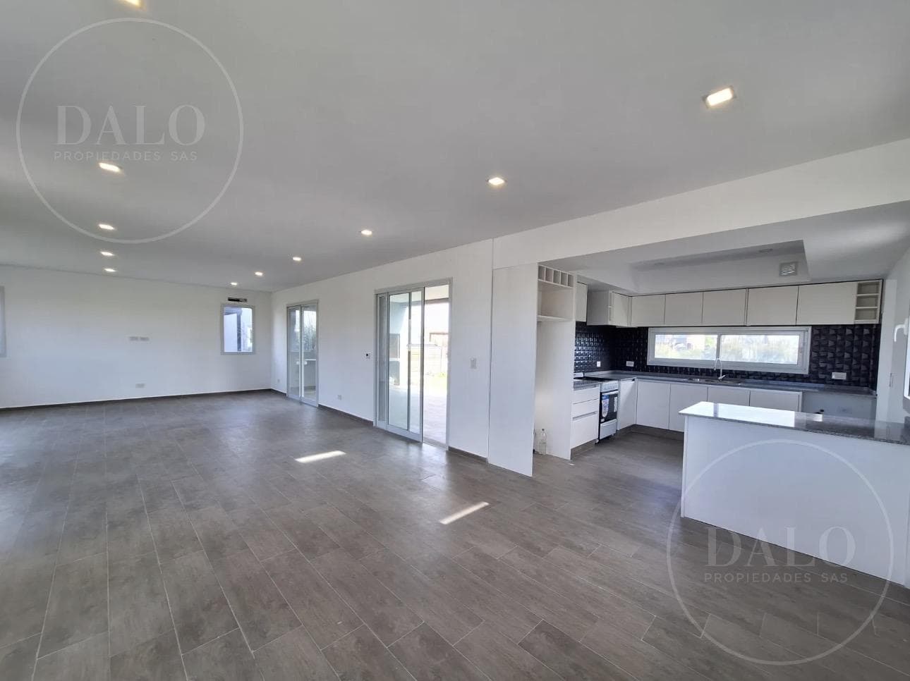 5-Room House with Pool for Sale in Area 8, San Sebastián