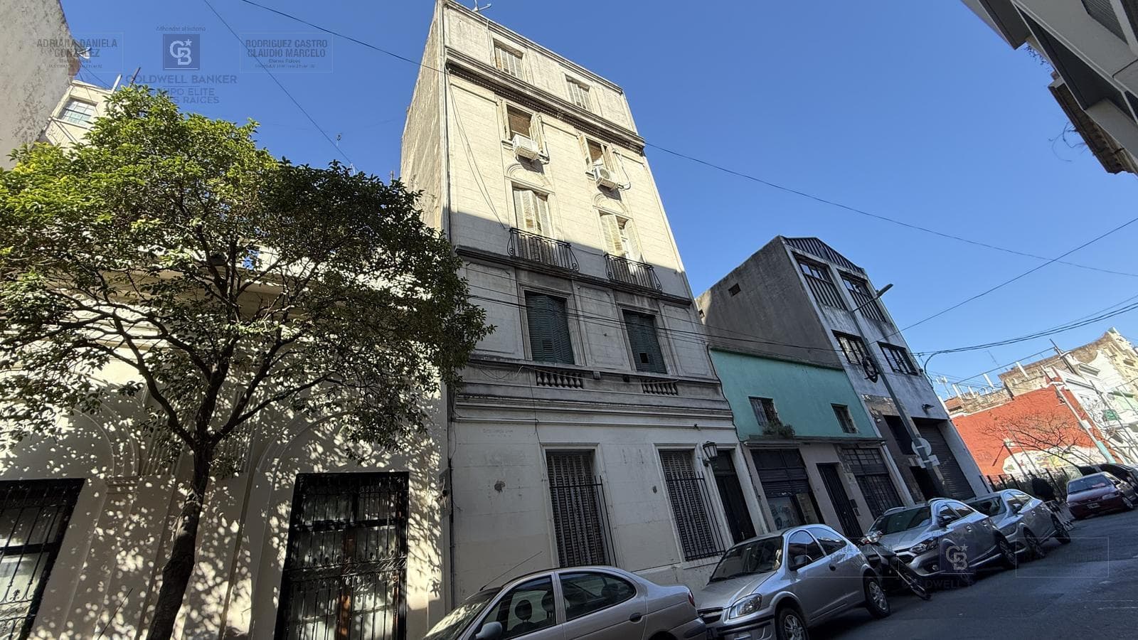 Renovated two-room studio apartment in Monserrat