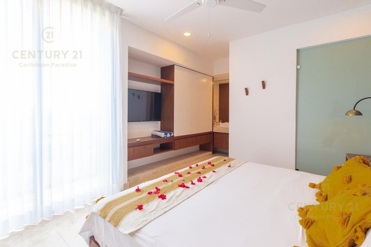 Departamento de 2 recámaras en Venta sobre la 5ta av. en Playa del carmen a pasos del mar en la mejor ubicación P4444