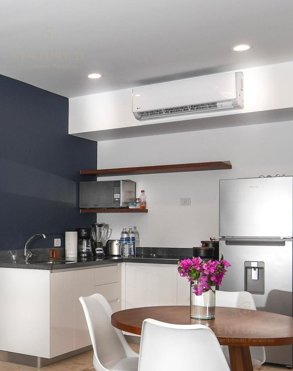 Departamento de 2 recámaras en Venta sobre la 5ta av. en Playa del carmen a pasos del mar en la mejor ubicación P4444