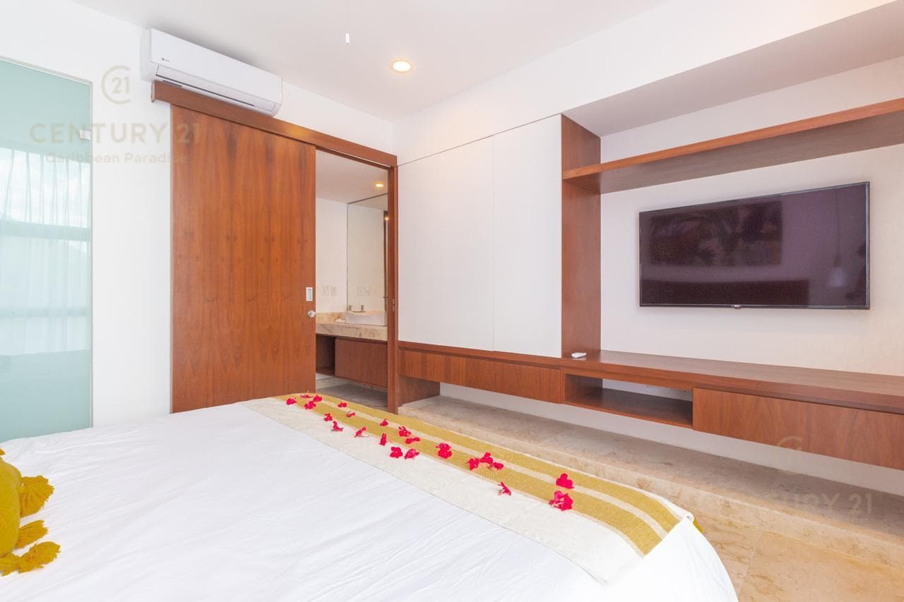 Departamento de 2 recámaras en Venta sobre la 5ta av. en Playa del carmen a pasos del mar en la mejor ubicación P4444