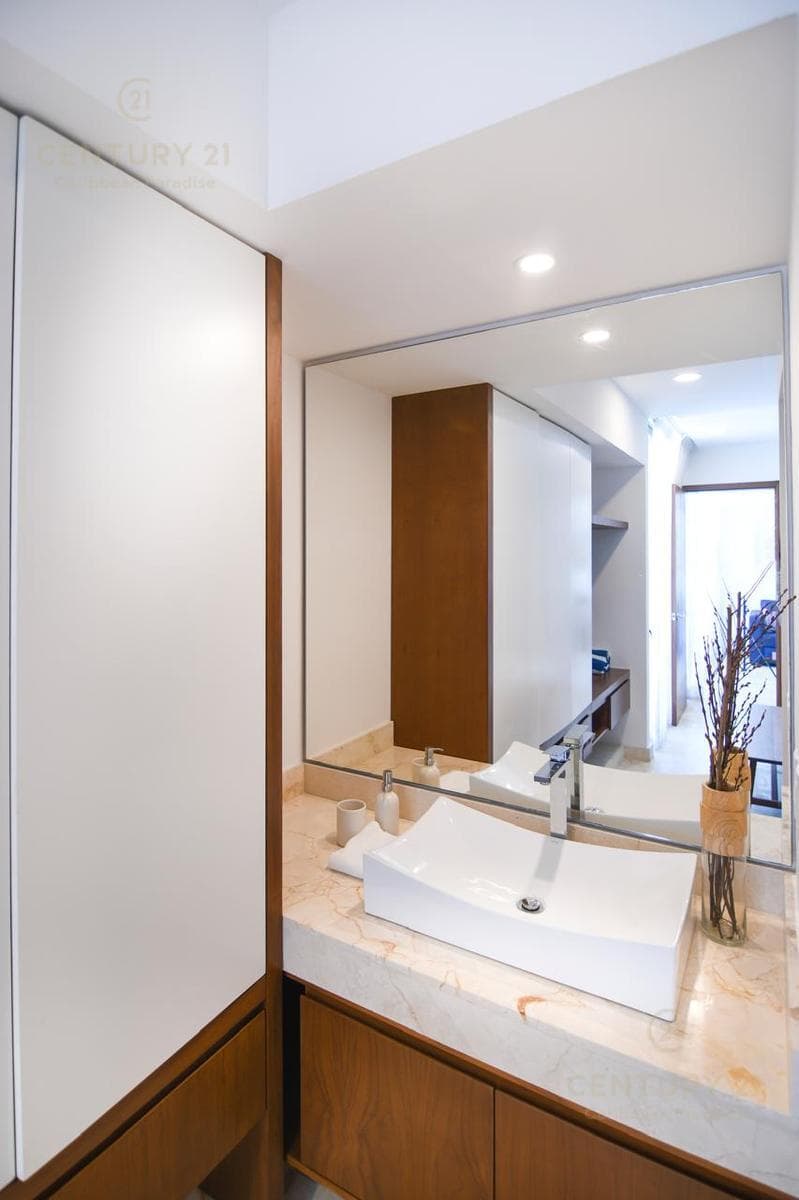 Departamento de 2 recámaras en Venta sobre la 5ta av. en Playa del carmen a pasos del mar en la mejor ubicación P4444