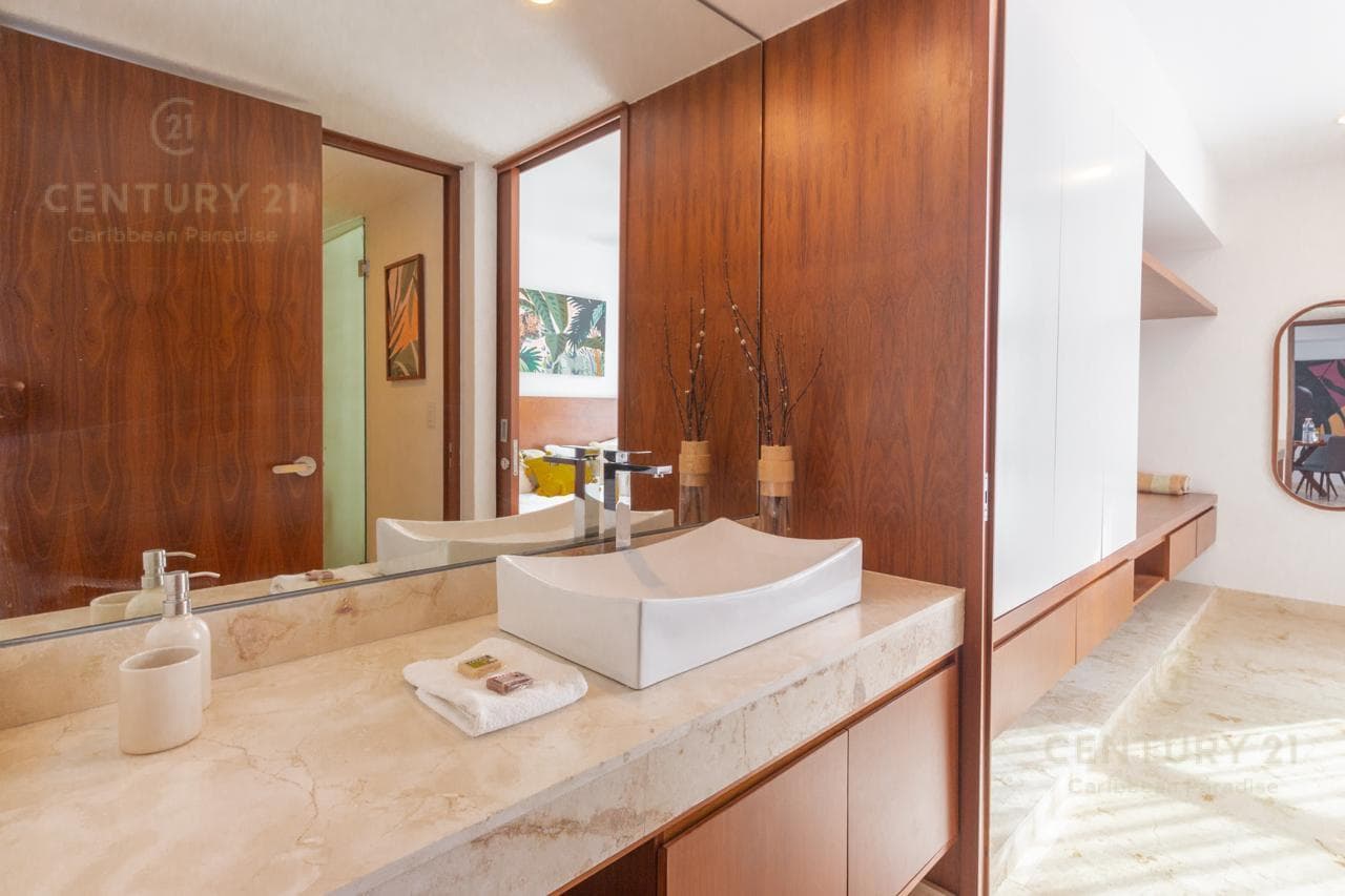 Departamento de 2 recámaras en Venta sobre la 5ta av. en Playa del carmen a pasos del mar en la mejor ubicación P4444