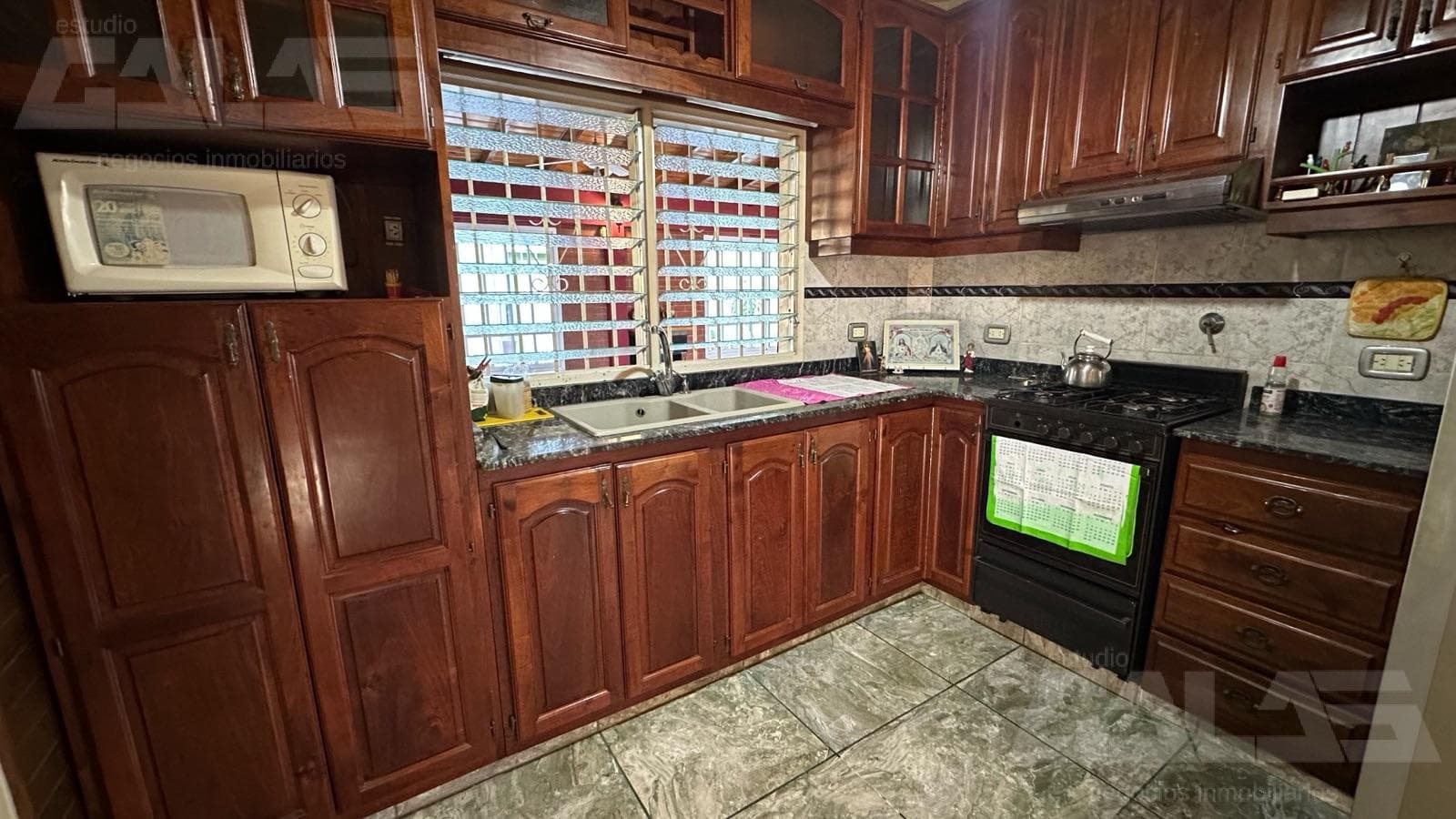 3-room house, move-in ready, with a separate apartment in Ituzaingó Norte